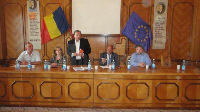 La dezbatere au participat, alături de Gheorghe Flutur, prof. univ. dr. Radu Pentiuc, deputatul Sanda Maria Ardeleanu, primarul Olărean şi istoricul Daniel Hrenciuc