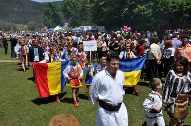 Câteva mii de persoane au participat la Hora Bucovinei