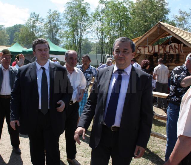 Preşedintele CJ Suceava, Cătălin Nechifor, şi prefectul judeţului, Florin Sinescu, au vizitat toate standurile