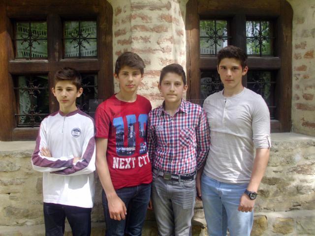 Cătălin (14 ani), Teodor (15 ani), Alexandru (16 ani) şi Andrei Beniamin Antemie (18 ani) cântă sub numele de Milenium Group Brothers