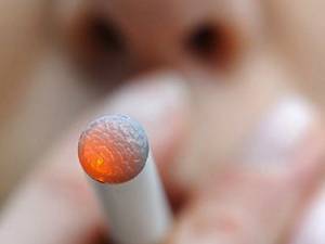 Ţigara electronică creează o senzaţie de relaxare, asemănătoare fumatului Foto: CORBIS
