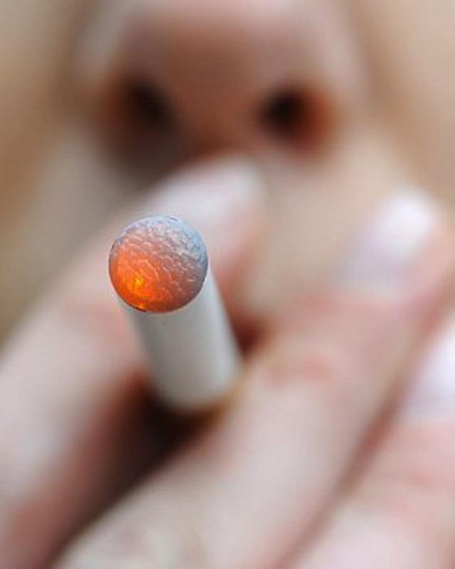 Ţigara electronică creează o senzaţie de relaxare, asemănătoare fumatului Foto: CORBIS