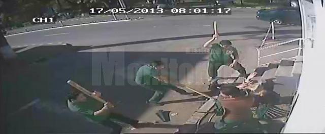 Imaginile şocante cu trei indivizi care au atacat şi lovit cu bâte doi soţi din comuna Mironu