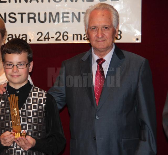 Radu Kiş alături de Viorel Munteanu - preşedintele juriului