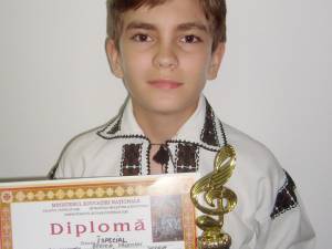 Valentin Bertea cu diploma şi trofeul concursului de muzică religioasă