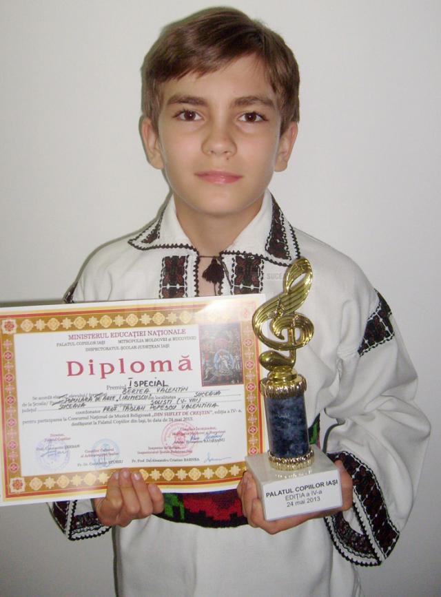 Valentin Bertea cu diploma şi trofeul concursului de muzică religioasă