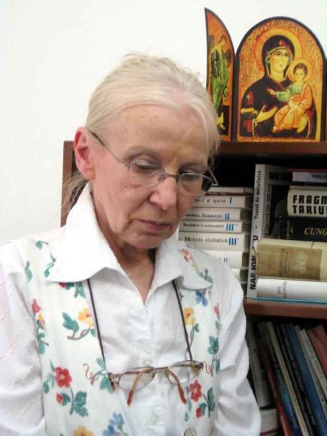 Elena Solunca Moise este publicist şi redactor la revista Academica