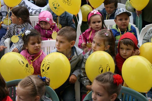 Peste 2.000 de copii din Gura Humorului au participat ieri la un carnaval de 1 Iunie