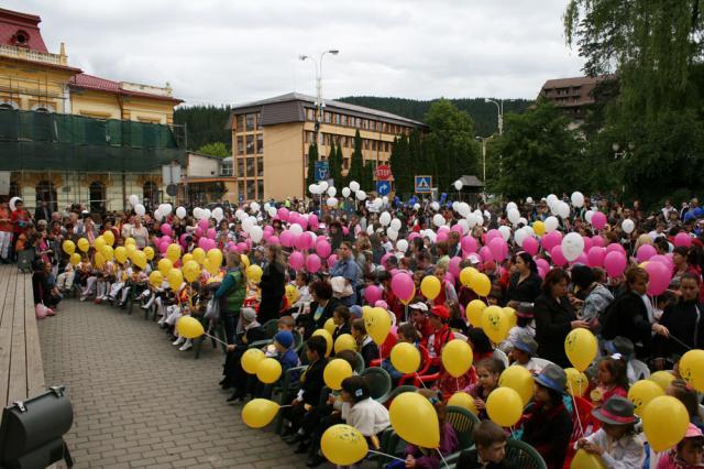 Peste 2.000 de copii din Gura Humorului au participat ieri la un carnaval de 1 Iunie