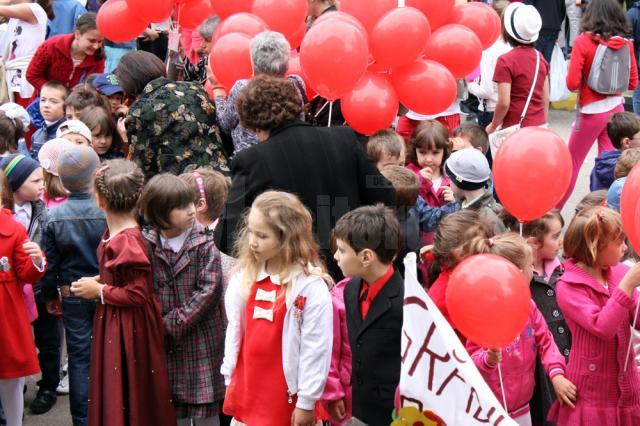 Peste 2.000 de copii din Gura Humorului au participat ieri la un carnaval de 1 Iunie