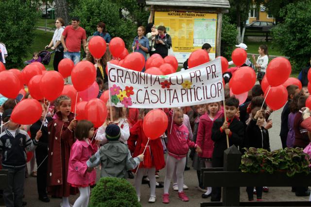 Peste 2.000 de copii din Gura Humorului au participat ieri la un carnaval de 1 Iunie