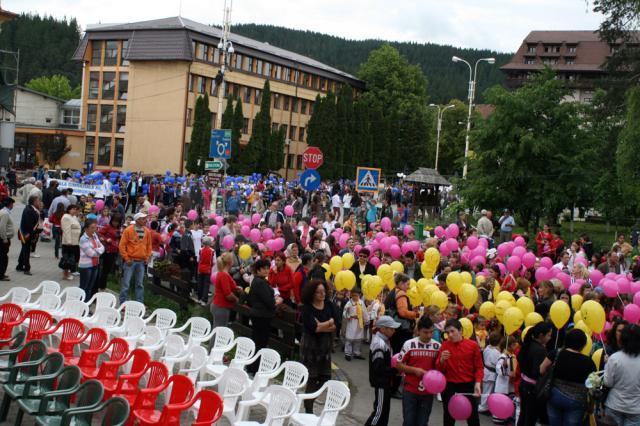 Peste 2.000 de copii din Gura Humorului au participat ieri la un carnaval de 1 Iunie