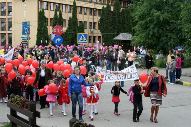 Peste 2.000 de copii din Gura Humorului au participat ieri la un carnaval de 1 Iunie