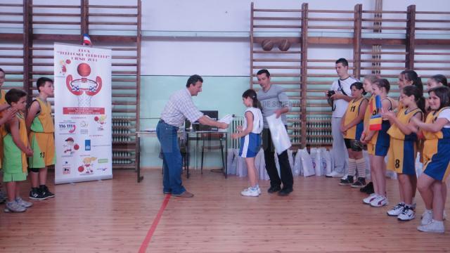 Copiii au fost răsplătiţi cu medalii, diplome şi alte premii dulci oferite de organizatori