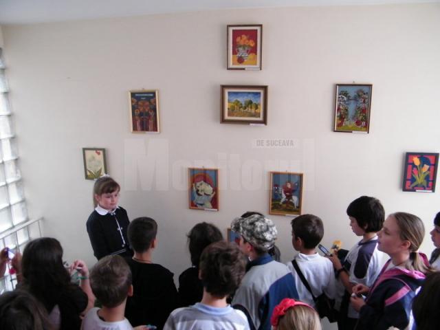 Prezentarea  expoziţiei de icoane pe sticlă şi desene
