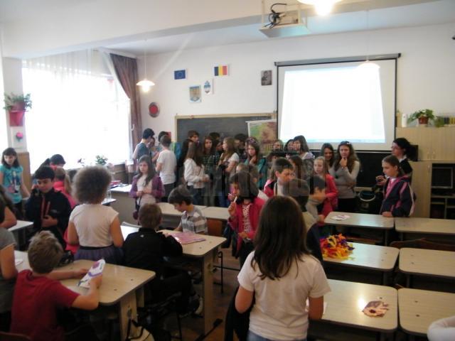 50 de elevi şi profesori din Braşov au fost oaspeţii şcolii sucevene