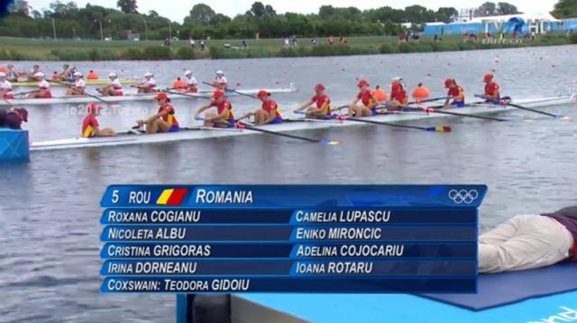 Echipajul de 8+1 al României, cu Irina Dorneanu, în componenţă, la linia de start