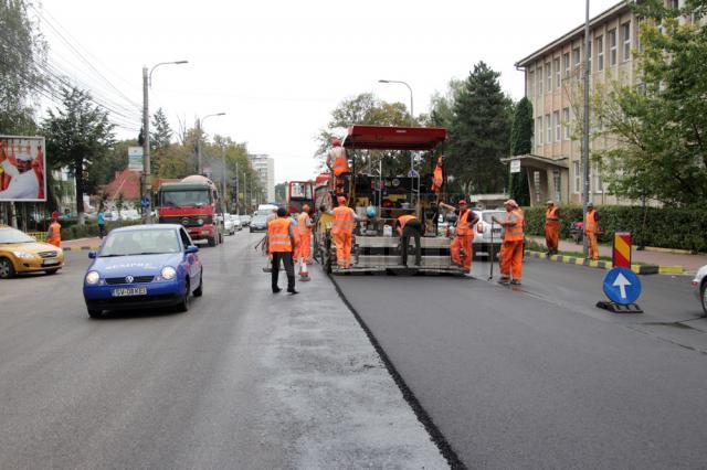 Asfaltările de pe strada principală a municipiului Suceava, de la Galleria Mall până în Burdujeni, care au avut loc în 2011 şi 2012, sunt pe cale să explodeze