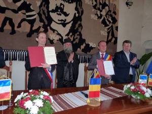 Protocolul de colaborare a fost semnat în Sala Tronului de la Mănăstirea Putna de către primarul din Putna, Gheorge Coroamă, şi omologul său francez, Yves Boloux