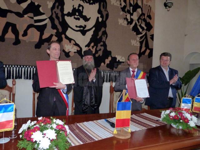 Protocolul de colaborare a fost semnat în Sala Tronului de la Mănăstirea Putna de către primarul din Putna, Gheorge Coroamă, şi omologul său francez, Yves Boloux