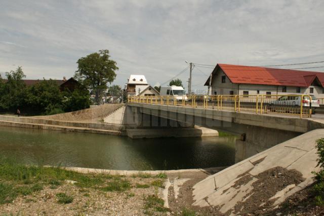 Podul luat de ape acum cinci ani şi reconstruit de sătenii din Marginea într-o zi