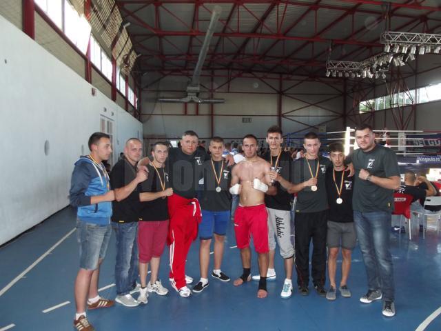 Antrenorul Nicolae Moroșan alături de sportivii săi de la Clubul Devencea Suceava și unul din susținătorii financiari ai clubului, Lucian Sănduleac