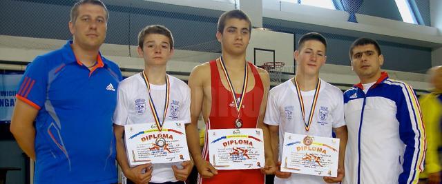 Cei trei sportivi, Teodor Horătău, Viorel Strugariu și Daniel Blănari, împreună cu antrenorii Andrei Bolohan şi Daniel Ciubotaru