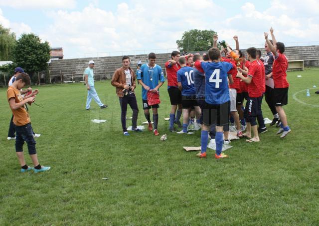 Juniorii echipei Şomuz Fălticeni, campioni judeţeni la fotbal