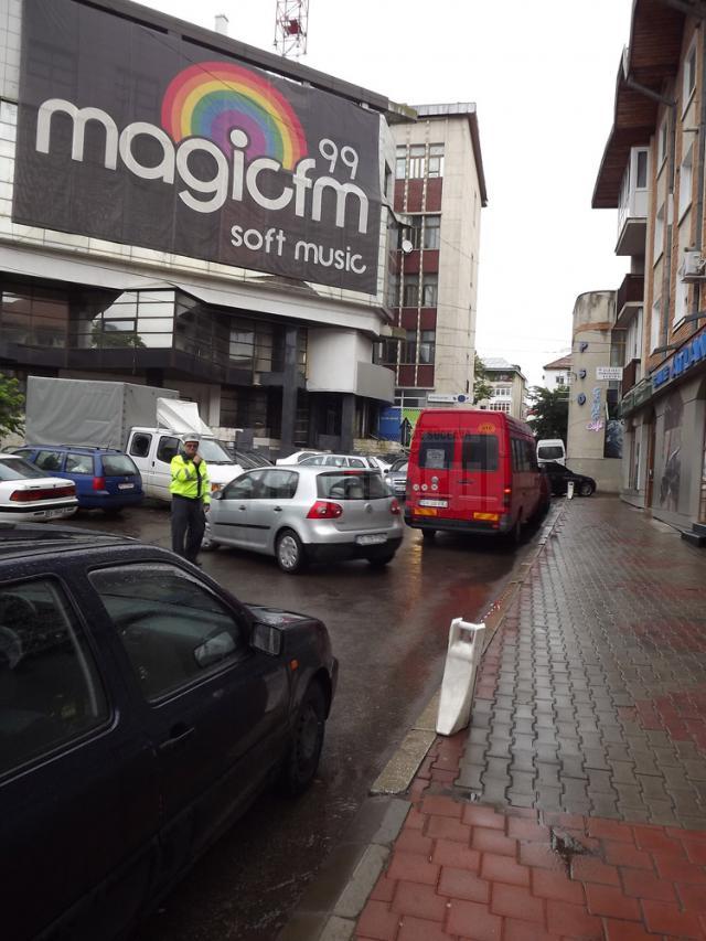 Poliţia Rutieră, chemată să intervină pentru a descongestiona străzile din centrul Sucevei de maşinile parcate ilegal