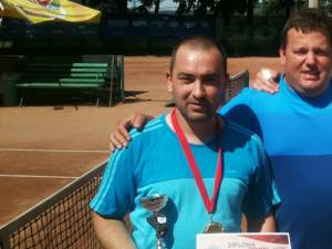 Profesorul Mihai Pop, încadrat de doi dintre participanţii la turneul de la Suceava. Foto tenispartener.ro