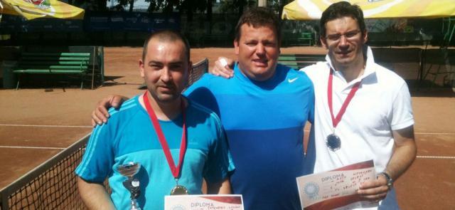 Profesorul Mihai Pop, încadrat de doi dintre participanţii la turneul de la Suceava. Foto tenispartener.ro