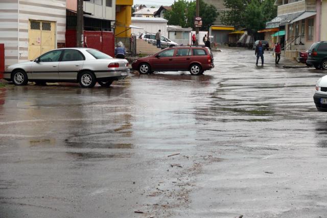 Ploaie torenţială şi subsoluri inundate, la Fălticeni