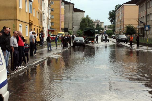 Ploaie torenţială şi subsoluri inundate, la Fălticeni