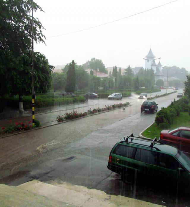 Ploaie torenţială şi subsoluri inundate, la Fălticeni