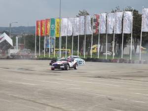 Două maşini BMW executând derapaje controlate