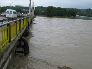 Cod portocaliu de inundaţii pe afluenţii a trei râuri din judeţul Suceava
