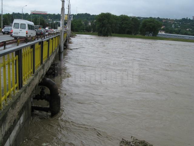 Cod portocaliu de inundaţii pe afluenţii a trei râuri din judeţul Suceava