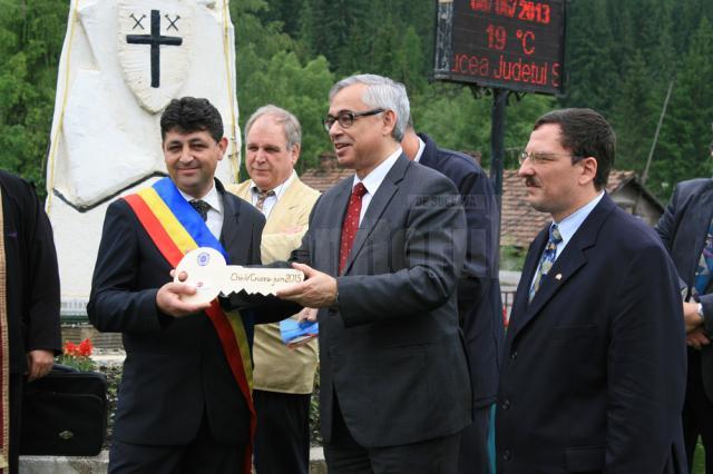 Primarul Dorin Rusu a primit cheia maşinii de pompieri din partea ambasadorului Elveţiei la Bucuresti