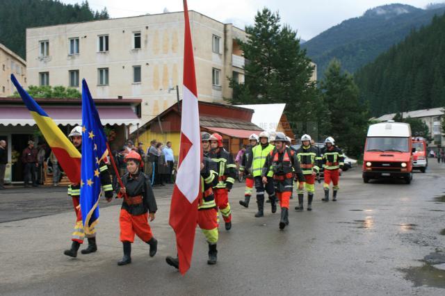 Maşinile de pompieri au venit în centrul comunei Crucea împreună cu cei care le vor deservi