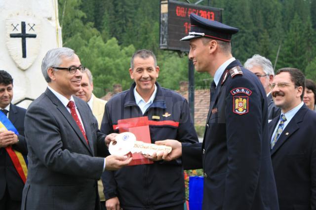 Maşină de pompieri, donată de elveţieni autorităţilor din Crucea