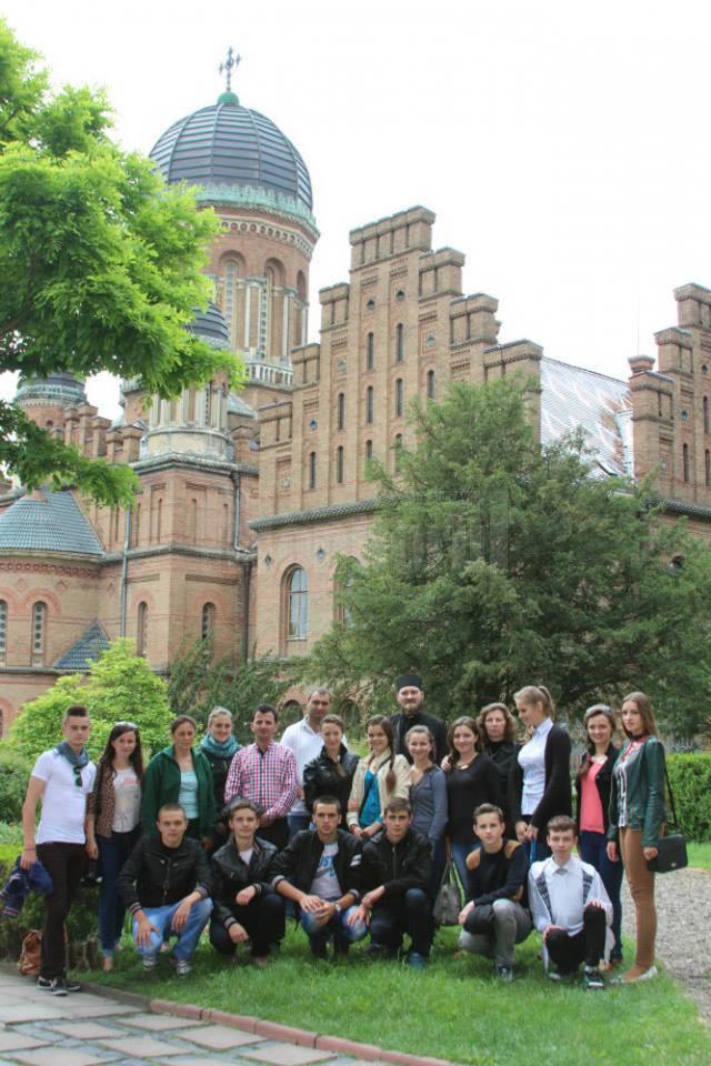 Elevi ai liceului din Vicovu de Sus, oaspeţi ai Gimnaziului din Crasna, regiunea Cernăuţi