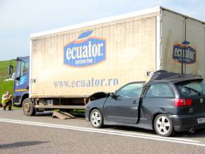 un Seat a intrat într-un camion