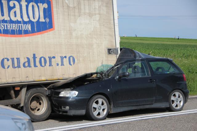 autoturism zdrobit într-un camion