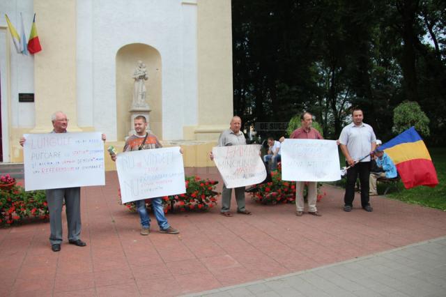 Protest în faţa Bisericii Catolice