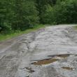 Drumul nu a mai fost asfaltat cap-coadă dinainte de 1989