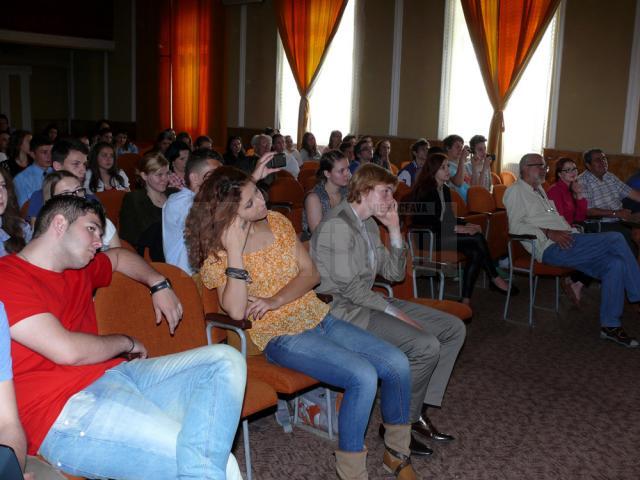 Pe scena Centrului Cultural “Grigore Vasiliu Birlic” Fălticeni au urcat tinerii cu vârste cuprinse între 15 şi 25 de ani