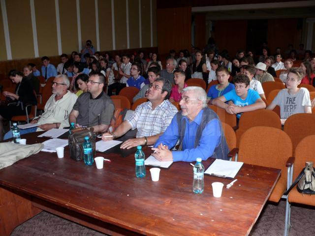 Pe scena Centrului Cultural “Grigore Vasiliu Birlic” Fălticeni au urcat tinerii cu vârste cuprinse între 15 şi 25 de ani