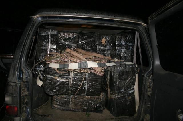 În autoturism poliţiştii au descoperit 9.988 de pachete cu ţigări de provenienţă ucraineană