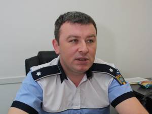 Subcomisarul Petrică Jucan: „Singura soluţie este montarea de parapeţi metalici, pentru a proteja în măsura în care se poate locuinţele”