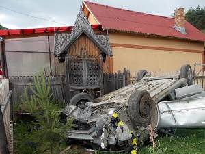Autoturismul s-a răsturnat în curtea unei case din Ciocăneşti. Foto: Vasile Ciocan